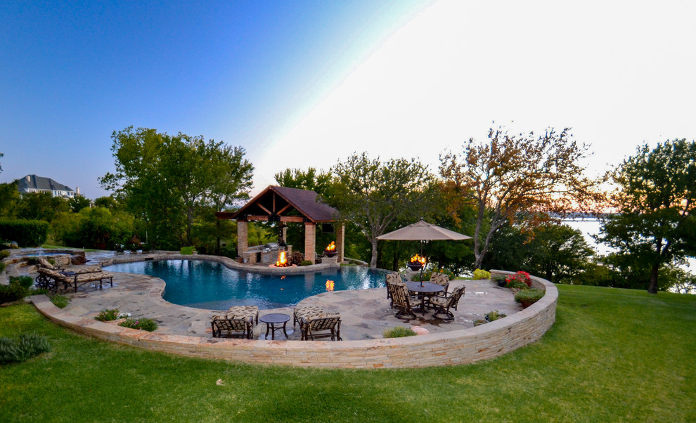 Großer Rustikaler Infinity-Pool hinter dem Haus in individueller Form mit Natursteinplatten in Dallas