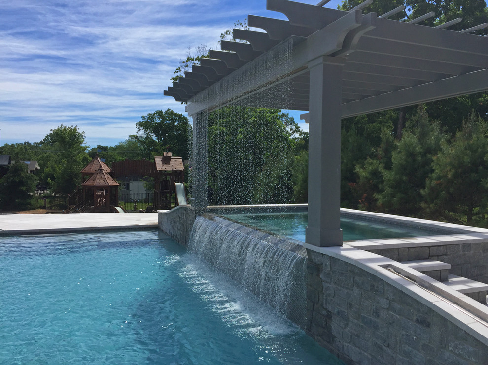 Idee per una grande piscina monocorsia tradizionale rettangolare dietro casa con una vasca idromassaggio e piastrelle