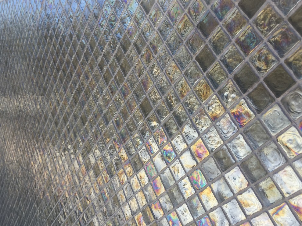 ニューヨークにある広いトランジショナルスタイルのおしゃれなプール (タイル敷き) の写真