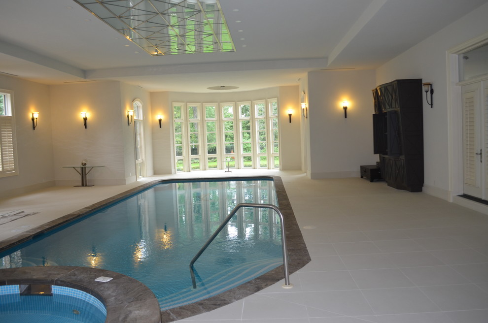 Foto di una piscina coperta monocorsia chic rettangolare di medie dimensioni con una vasca idromassaggio e piastrelle