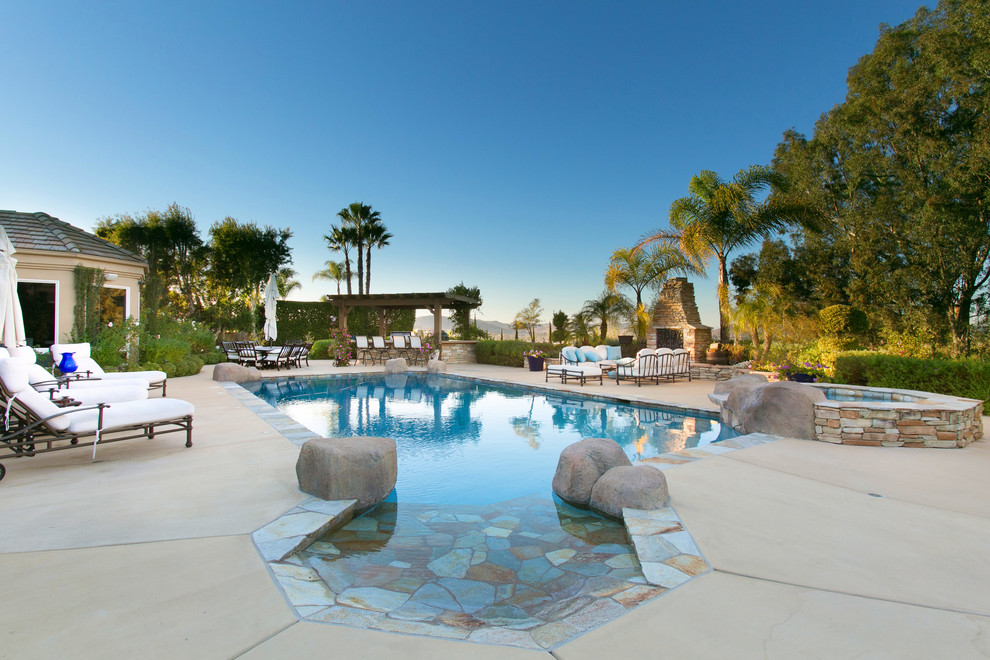 Mediterraner Pool hinter dem Haus in rechteckiger Form in San Diego