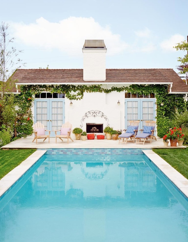 Стильный дизайн: прямоугольный бассейн среднего размера на заднем дворе в стиле шебби-шик с домиком у бассейна и мощением тротуарной плиткой - последний тренд