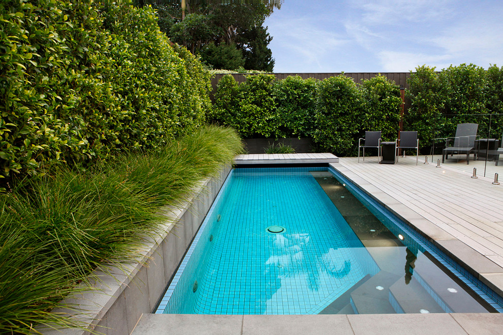 Foto di una piscina minimal rettangolare di medie dimensioni e dietro casa con pedane