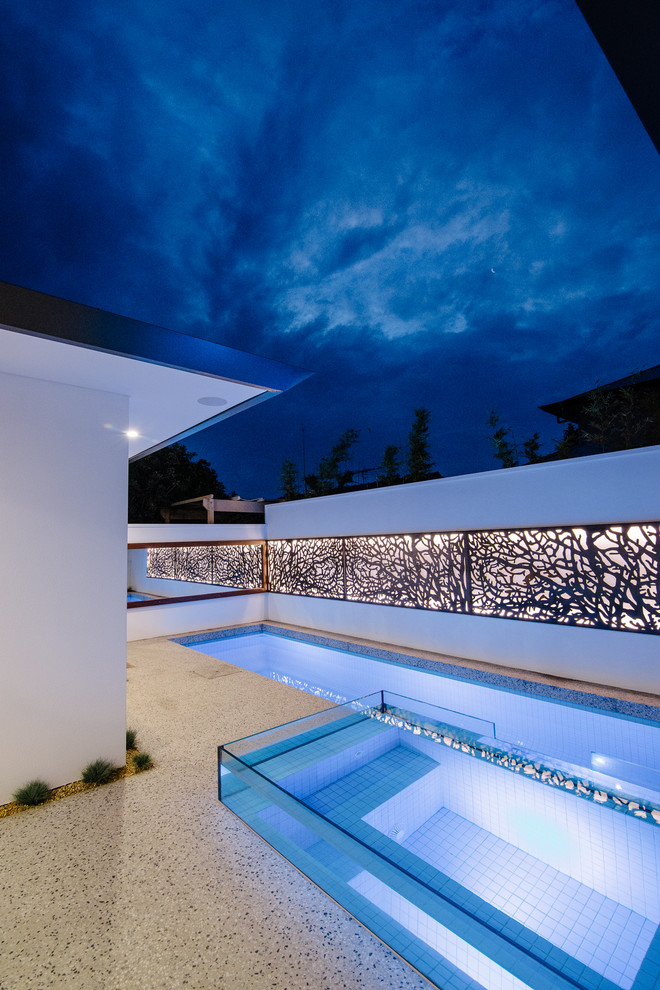 Идея дизайна: спортивный бассейн среднего размера на заднем дворе в современном стиле с джакузи и покрытием из бетонных плит
