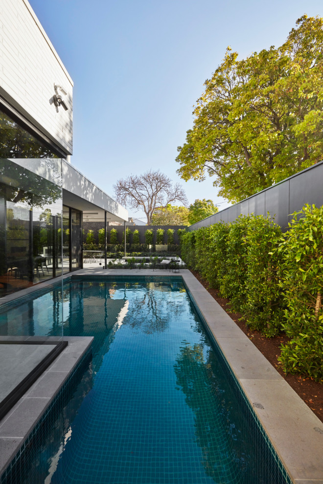 Moderner Pool in L-Form in Melbourne