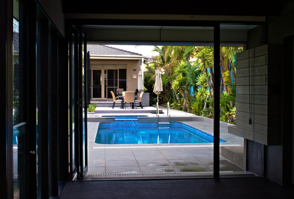 Inspiration for a tropical pool remodel in Melbourne