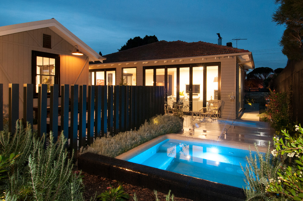 Источник вдохновения для домашнего уюта: маленький бассейн произвольной формы на заднем дворе в морском стиле с джакузи и покрытием из плитки для на участке и в саду