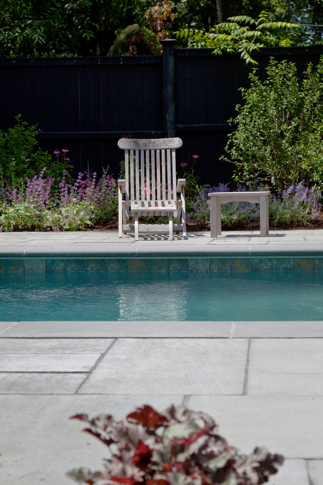 На фото: прямоугольный бассейн в классическом стиле с забором