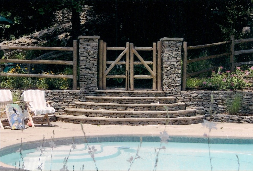 Idée de décoration pour une piscine tradition.