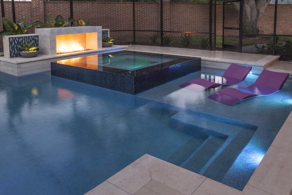 Großer Pool in individueller Form mit Natursteinplatten in Tampa