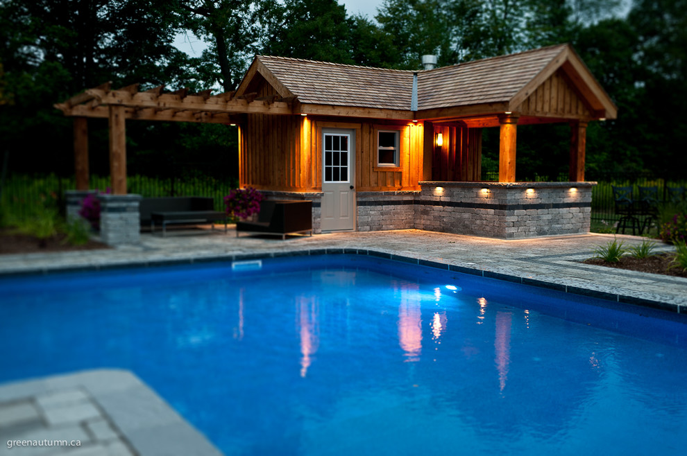 Свежая идея для дизайна: естественный, прямоугольный бассейн среднего размера на заднем дворе в стиле кантри с домиком у бассейна и покрытием из каменной брусчатки - отличное фото интерьера
