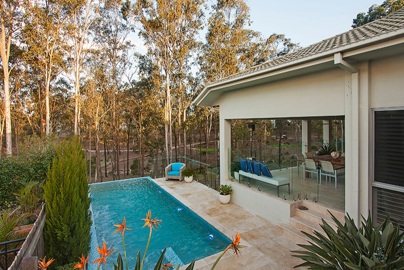 Идея дизайна: наземный, прямоугольный бассейн среднего размера на заднем дворе в современном стиле с фонтаном и покрытием из плитки