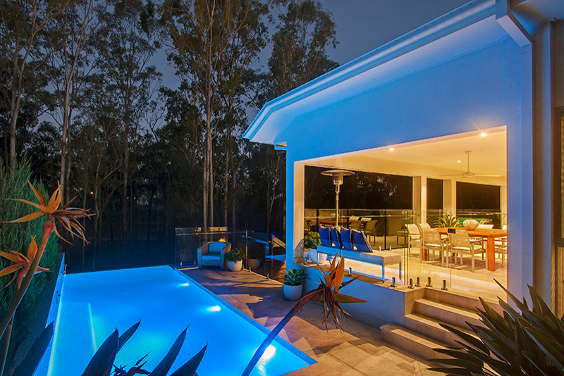 Ispirazione per una piscina fuori terra minimal rettangolare di medie dimensioni e dietro casa con fontane e piastrelle