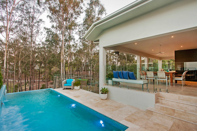 Стильный дизайн: наземный, прямоугольный бассейн среднего размера на заднем дворе в современном стиле с фонтаном и покрытием из плитки - последний тренд
