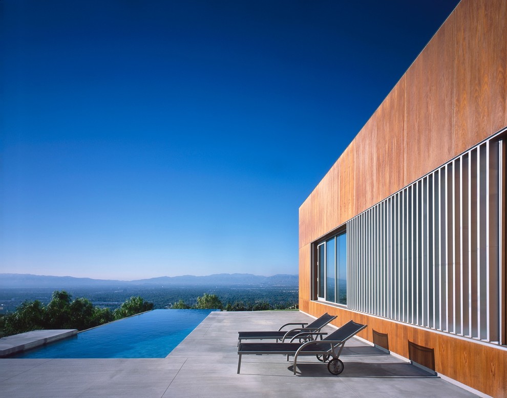 Example of a minimalist rectangular infinity pool design in Los Angeles