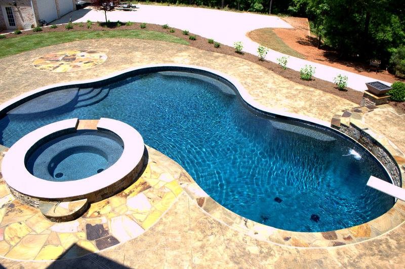 Пример оригинального дизайна: огромный бассейн произвольной формы на заднем дворе в классическом стиле с джакузи