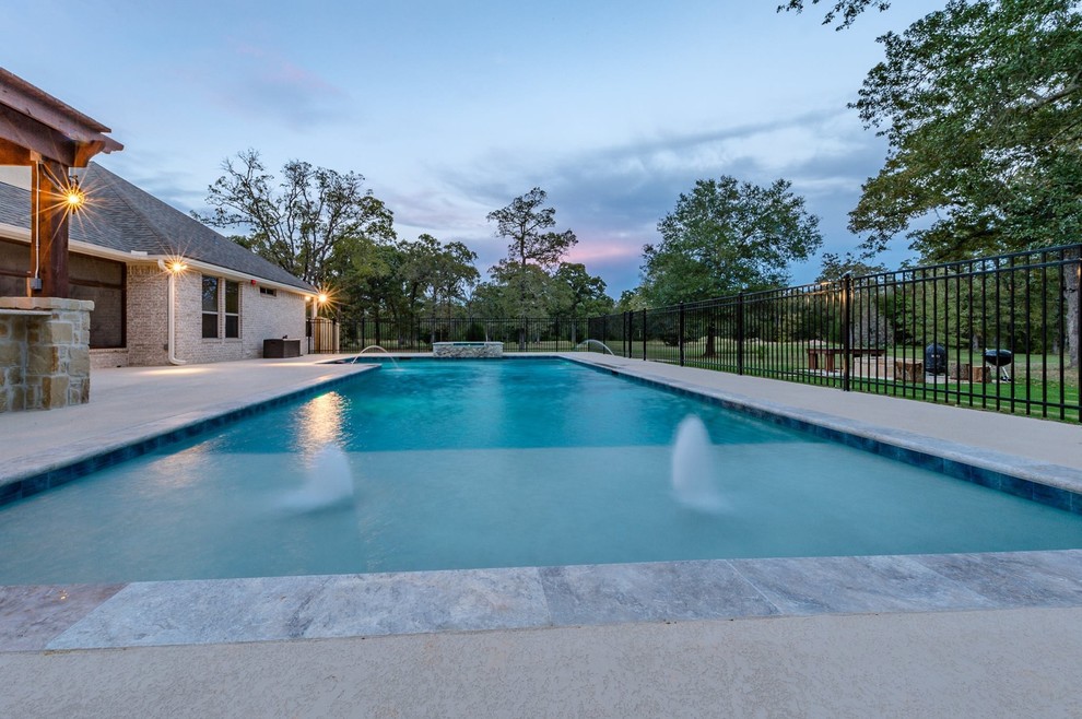 Großer Moderner Pool hinter dem Haus in individueller Form mit Dielen in Austin