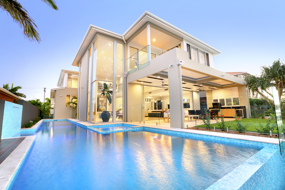 Moderner Infinity-Pool hinter dem Haus mit Wasserspiel in Brisbane