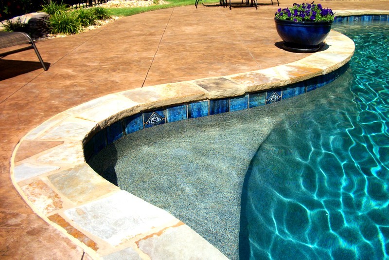 Пример оригинального дизайна: большой бассейн произвольной формы на заднем дворе в классическом стиле