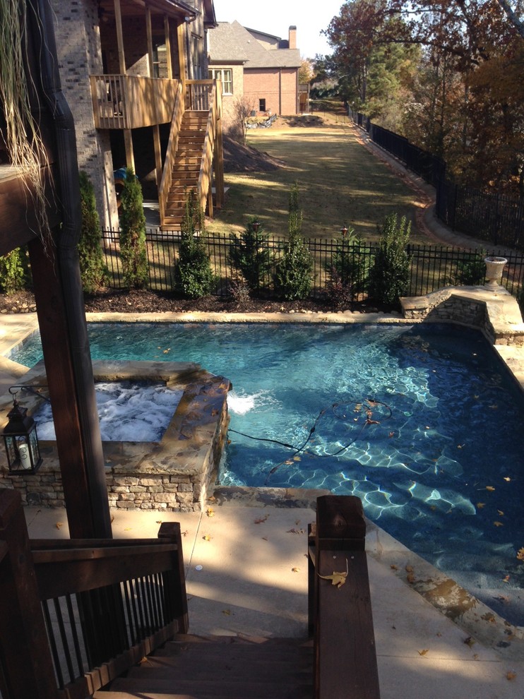 Esempio di una piccola piscina american style personalizzata dietro casa con una vasca idromassaggio e pedane