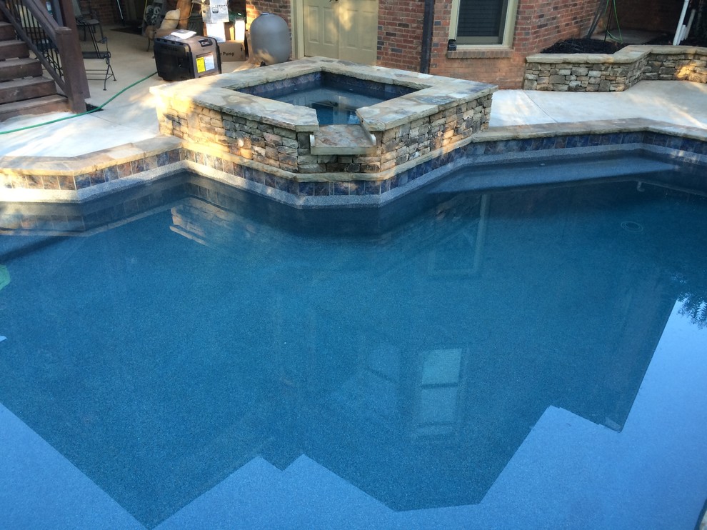 Ispirazione per una piccola piscina naturale stile americano personalizzata dietro casa con una vasca idromassaggio e pedane