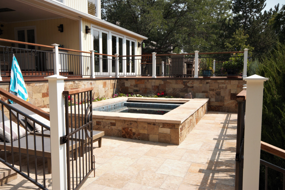 Diseño de piscinas y jacuzzis elevados rectangulares en patio trasero