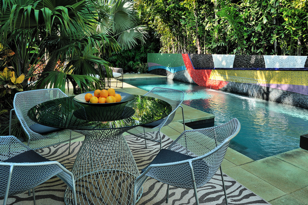 Источник вдохновения для домашнего уюта: прямоугольный бассейн в современном стиле с мощением тротуарной плиткой