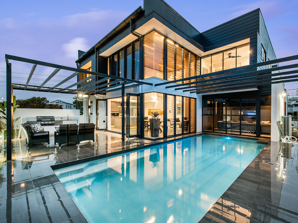 Immagine di una piscina minimal rettangolare dietro casa