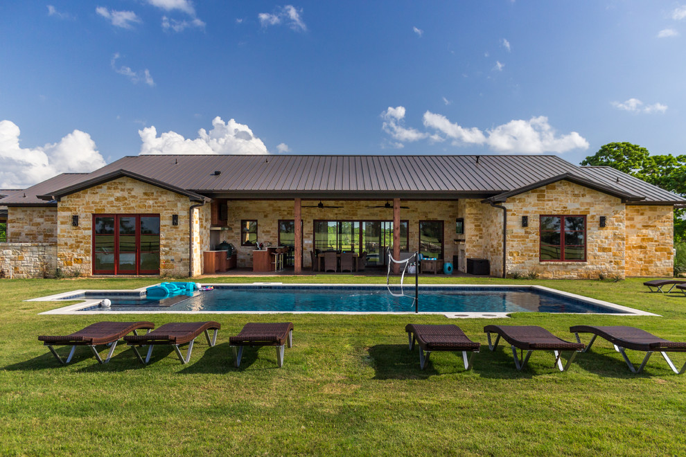 Imagen de piscinas y jacuzzis alargados de estilo de casa de campo rectangulares en patio trasero