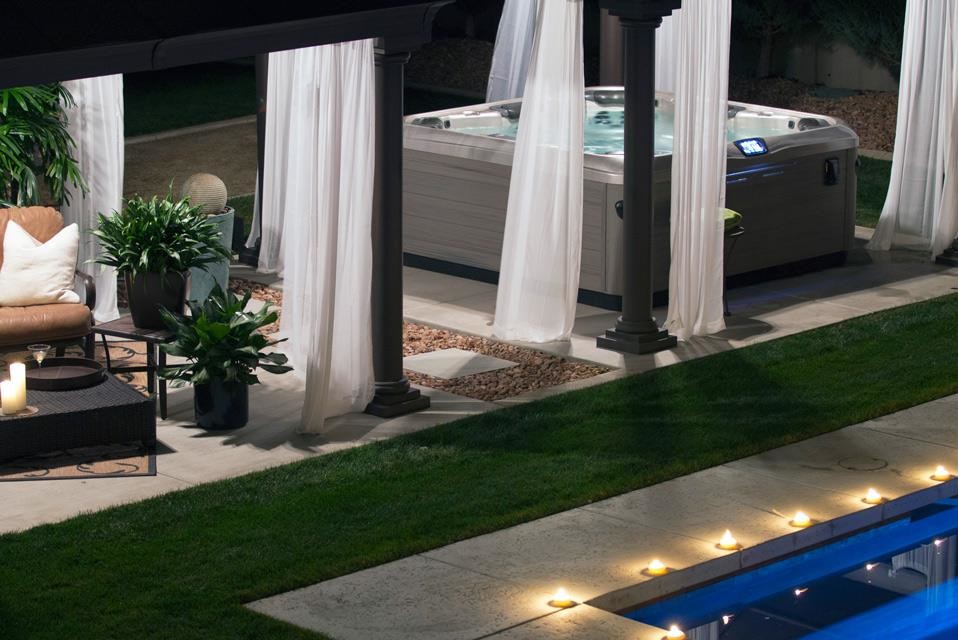 Immagine di una piscina fuori terra minimal di medie dimensioni e dietro casa con una vasca idromassaggio e pavimentazioni in cemento