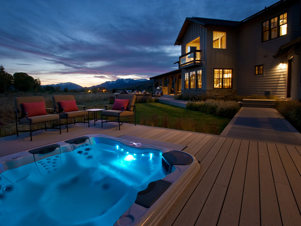 Immagine di una piscina minimal dietro casa con una vasca idromassaggio