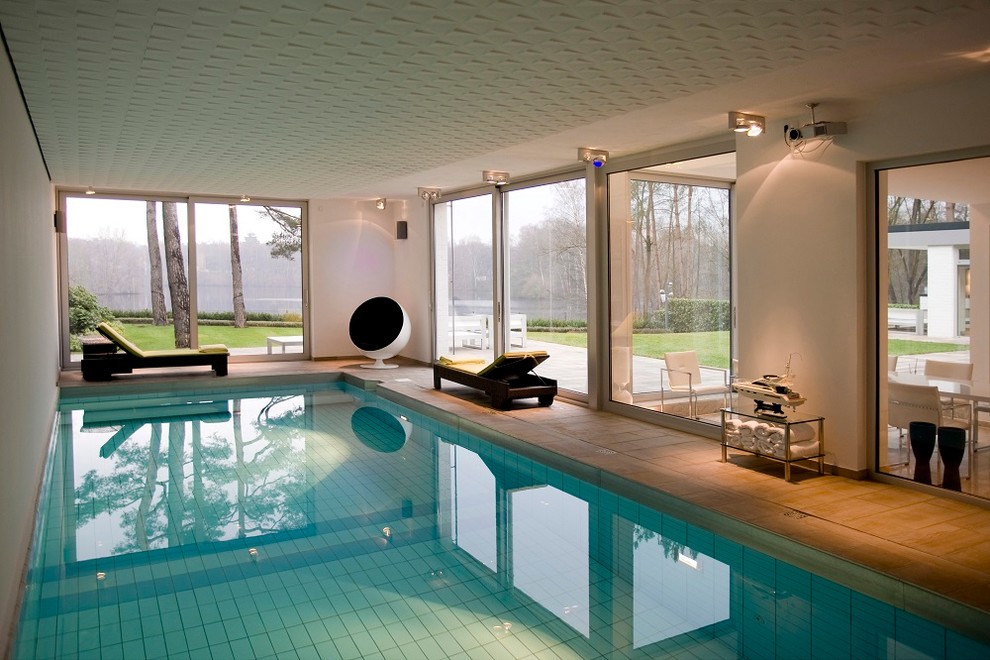Bungalow mit Pool Contemporary Swimming Pool & Hot Tub Dusseldorf by Kitzig Design
