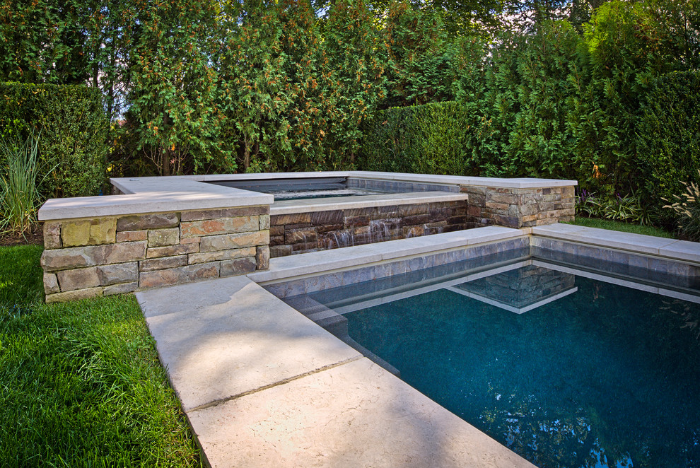 Foto de piscinas y jacuzzis alargados marineros grandes rectangulares en patio trasero con adoquines de piedra natural