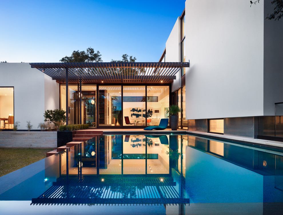 Moderner Infinity-Pool hinter dem Haus in rechteckiger Form in Austin