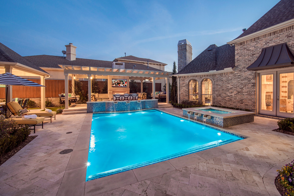 Esempio di una piscina monocorsia classica rettangolare di medie dimensioni e dietro casa con una vasca idromassaggio e pavimentazioni in pietra naturale