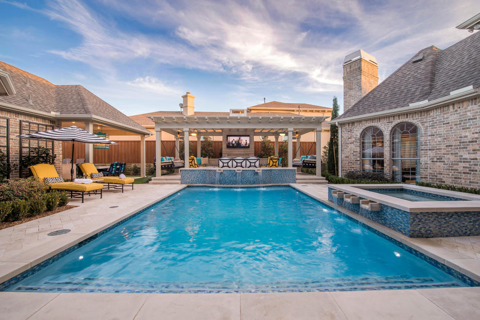Mittelgroßer Klassischer Pool hinter dem Haus in rechteckiger Form mit Wasserspiel und Natursteinplatten in Dallas