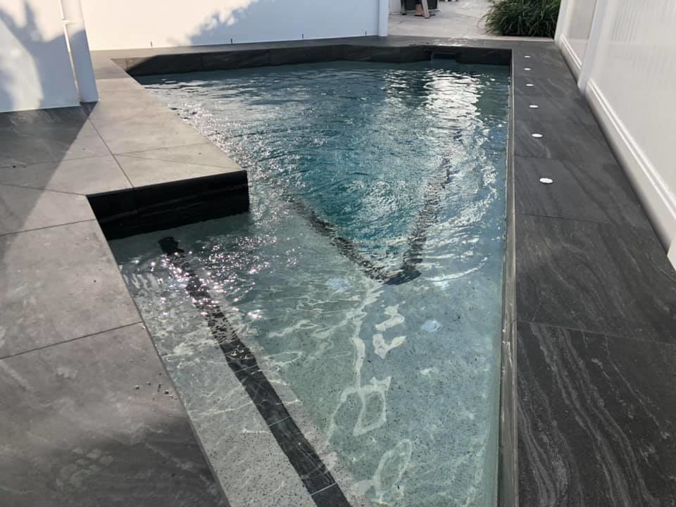 Kleiner Moderner Pool hinter dem Haus in individueller Form in Gold Coast - Tweed