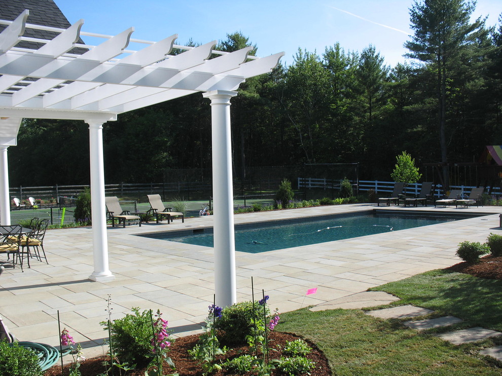 Foto de casa de la piscina y piscina infinita tradicional grande rectangular en patio trasero con adoquines de hormigón