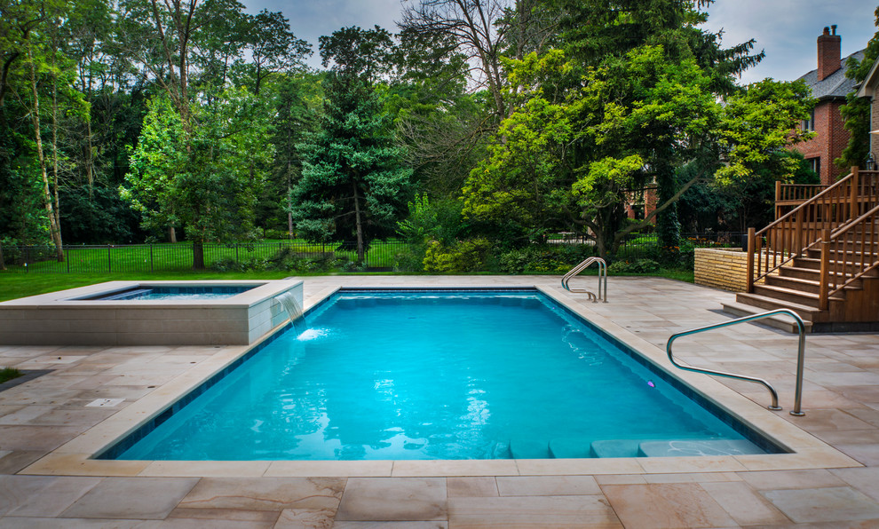 Пример оригинального дизайна: спортивный, прямоугольный бассейн среднего размера на заднем дворе в классическом стиле с джакузи и мощением тротуарной плиткой