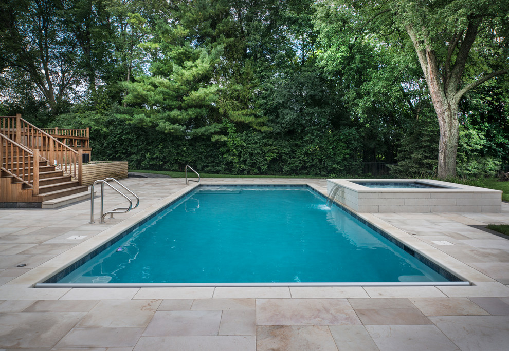 На фото: спортивный, прямоугольный бассейн среднего размера на заднем дворе в классическом стиле с джакузи и мощением тротуарной плиткой с