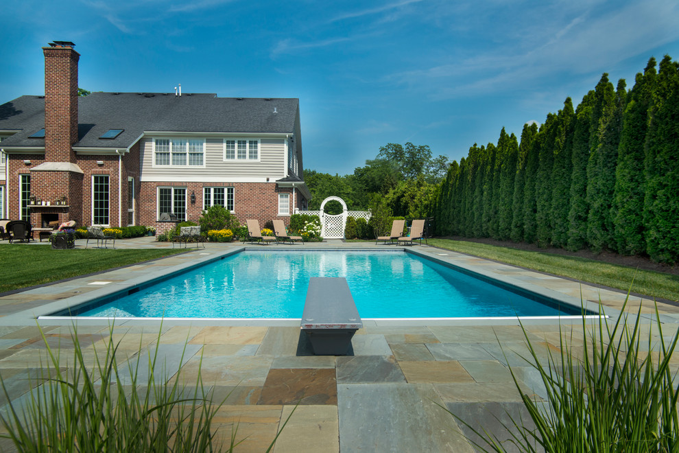 Стильный дизайн: спортивный, прямоугольный бассейн среднего размера на заднем дворе в классическом стиле с покрытием из каменной брусчатки - последний тренд
