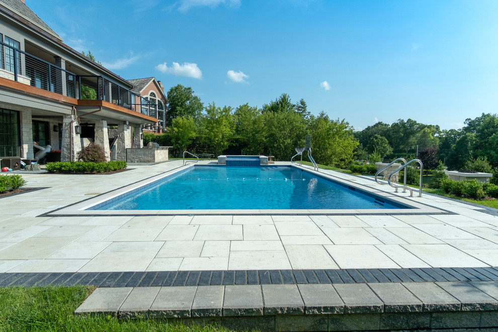 Идея дизайна: спортивный, прямоугольный бассейн среднего размера на заднем дворе в классическом стиле с джакузи и покрытием из каменной брусчатки