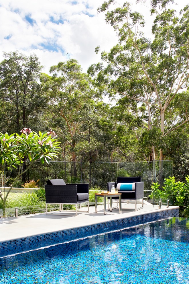 Свежая идея для дизайна: большой прямоугольный бассейн-инфинити на заднем дворе в современном стиле - отличное фото интерьера
