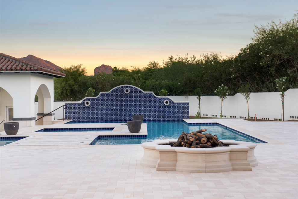 Oberirdischer, Großer, Gefliester Moderner Pool hinter dem Haus in L-Form mit Wasserspiel in Phoenix