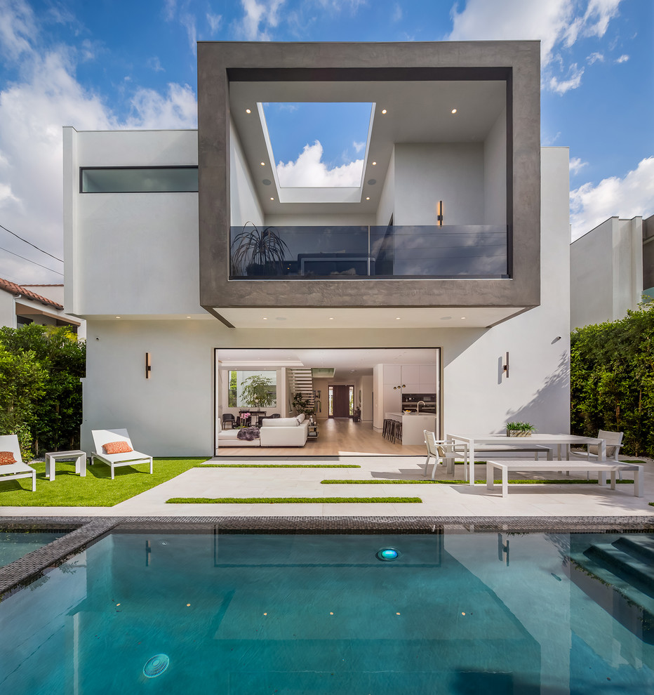 Idée de décoration pour une piscine arrière design rectangle.