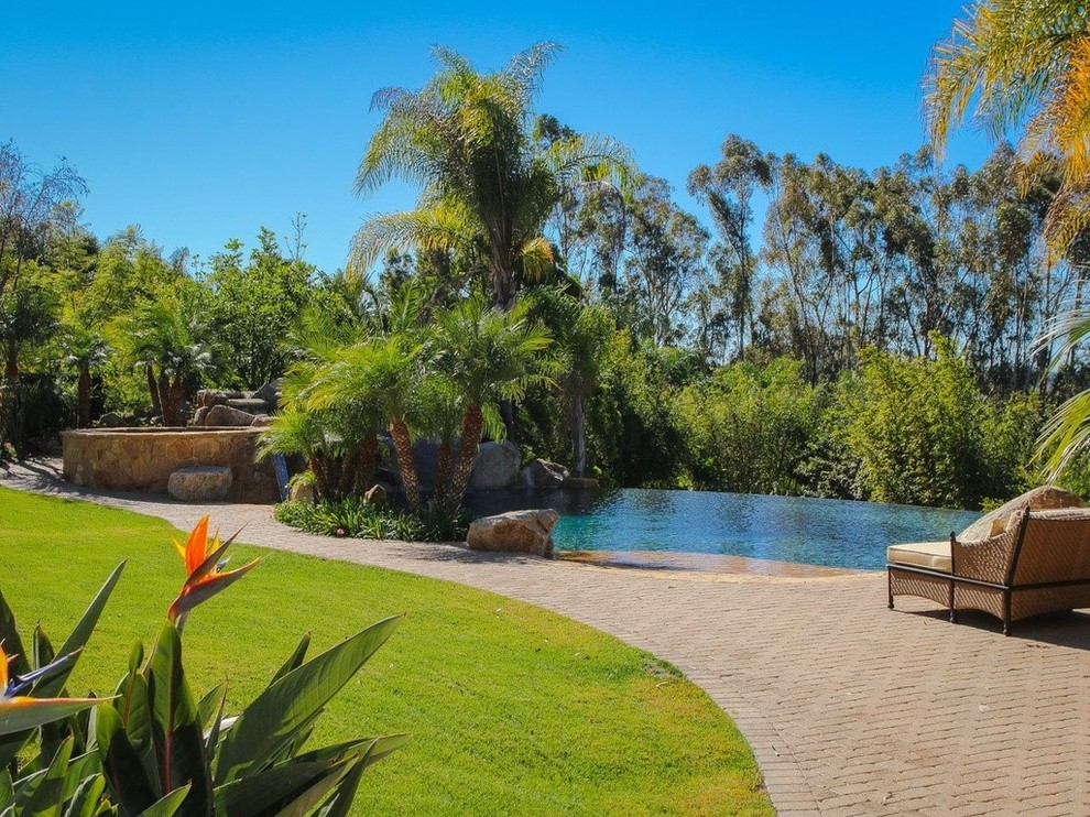 Großer Pool hinter dem Haus in individueller Form mit Pflastersteinen in Los Angeles