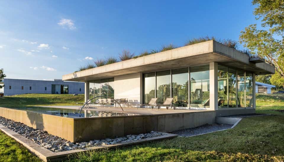 Mittelgroßer Moderner Pool hinter dem Haus in rechteckiger Form mit Betonplatten in Dallas