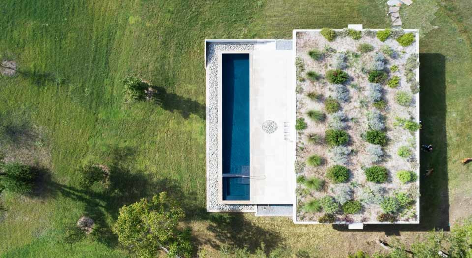 Idee per una piscina monocorsia minimalista rettangolare di medie dimensioni e dietro casa con una dépendance a bordo piscina e lastre di cemento