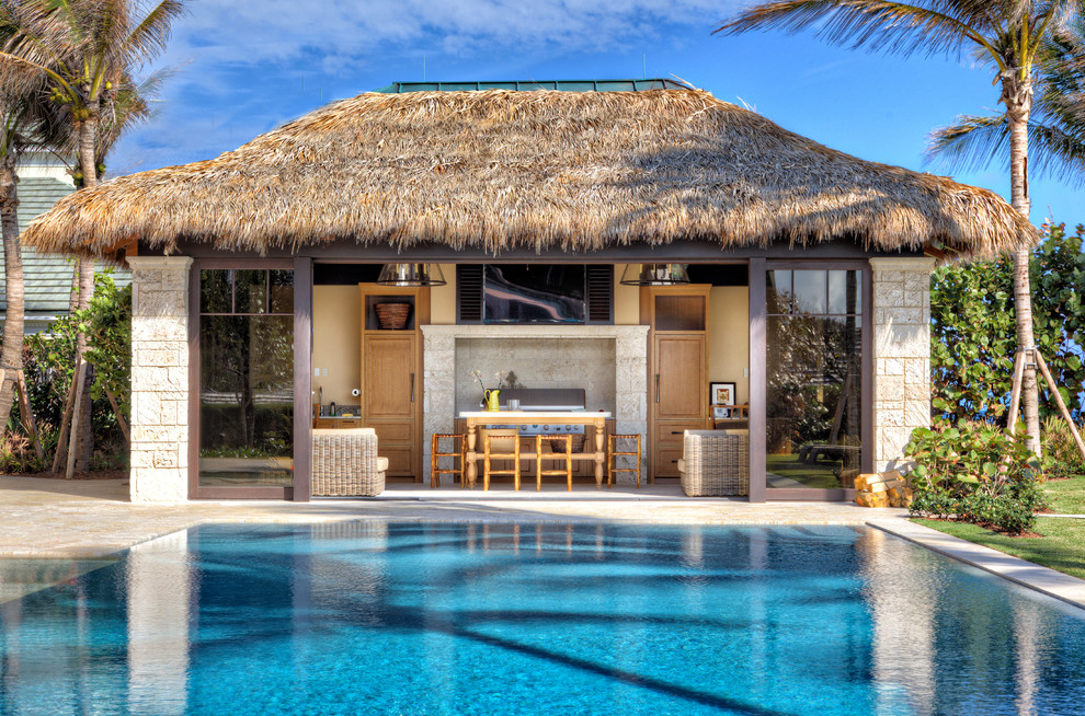 Idee per una piscina tropicale rettangolare dietro casa e di medie dimensioni