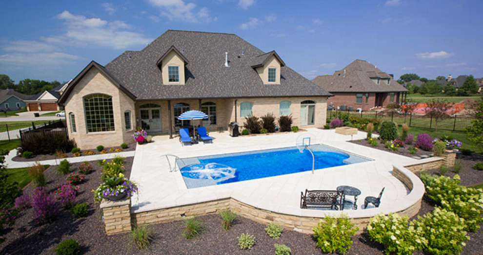 Пример оригинального дизайна: спортивный, прямоугольный бассейн среднего размера на заднем дворе в классическом стиле с джакузи и покрытием из каменной брусчатки